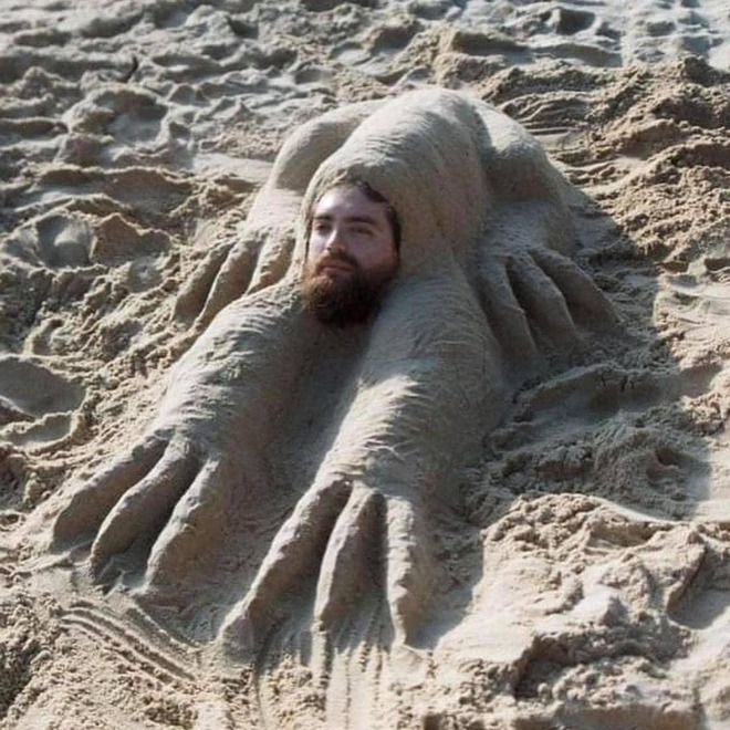 Muôn kiểu đắp cát trên biển với tài sáng tạo 'vô cực' khiến dân tình tròn mắt - 4