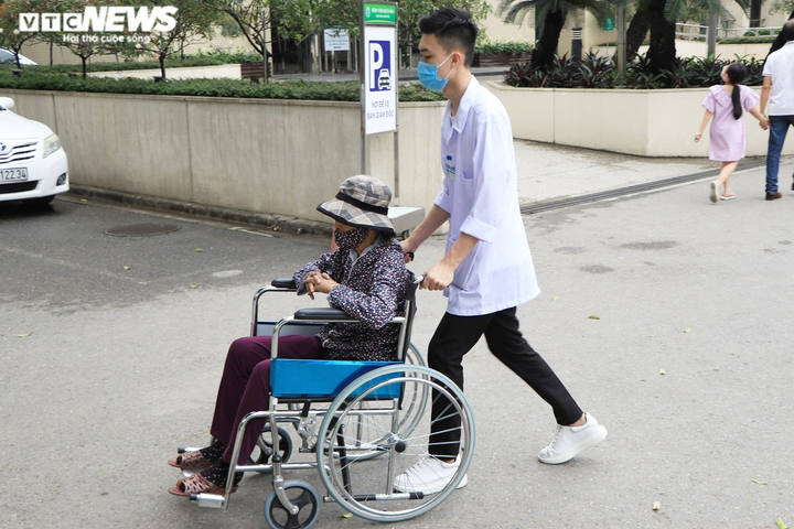 221 nhân viên Bệnh viện Bạch Mai nghỉ việc, bệnh nhân nói gì? - 3