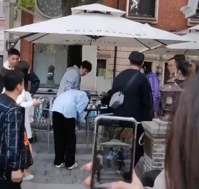 Tranh cãi chuyện Dương Mịch cúi đầu xin lỗi khi đến quay phim muộn - 2