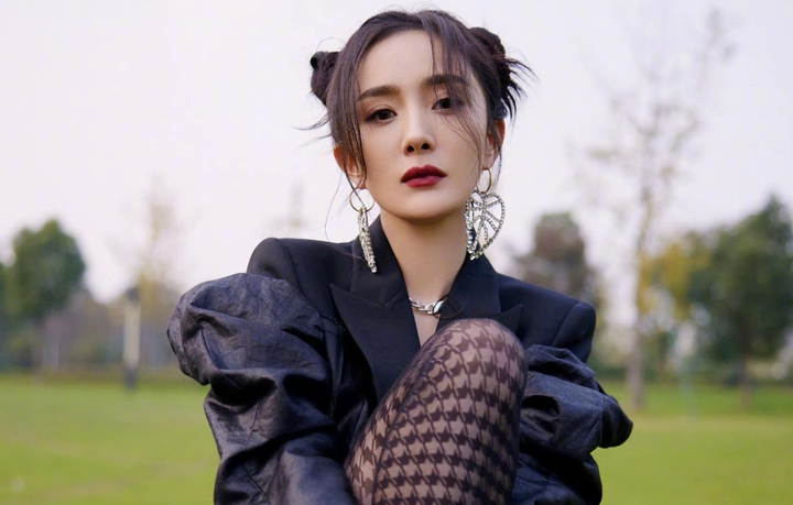 Tranh cãi chuyện Dương Mịch cúi đầu xin lỗi khi đến quay phim muộn - 3