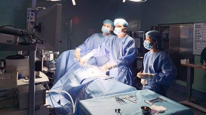 Bị táo bón lâu ngày, bé trai 2 tuổi phải cắt bỏ đoạn ruột dài 27cm - 1