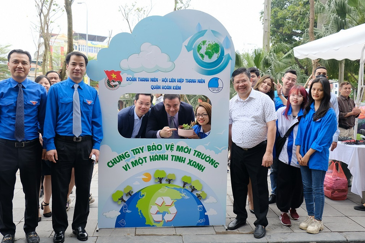 Món quà đặc biệt đại sứ quán Israel tặng người dân Hà Nội - 1