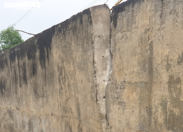 Ảnh: Sạt lở taluy dương Quốc lộ 14B, đất đá lổn nhổn trút xuống lòng đường - 6