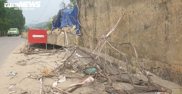 Ảnh: Sạt lở taluy dương Quốc lộ 14B, đất đá lổn nhổn trút xuống lòng đường - 4