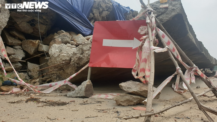 Ảnh: Sạt lở taluy dương Quốc lộ 14B, đất đá lổn nhổn trút xuống lòng đường - 2