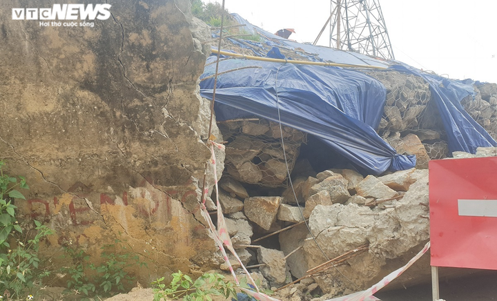 Ảnh: Sạt lở taluy dương Quốc lộ 14B, đất đá lổn nhổn trút xuống lòng đường - 7