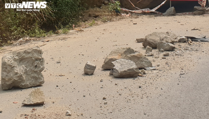 Ảnh: Sạt lở taluy dương Quốc lộ 14B, đất đá lổn nhổn trút xuống lòng đường - 5