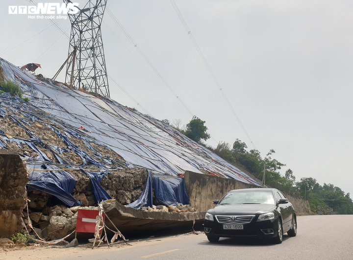 Ảnh: Sạt lở taluy dương Quốc lộ 14B, đất đá lổn nhổn trút xuống lòng đường - 3