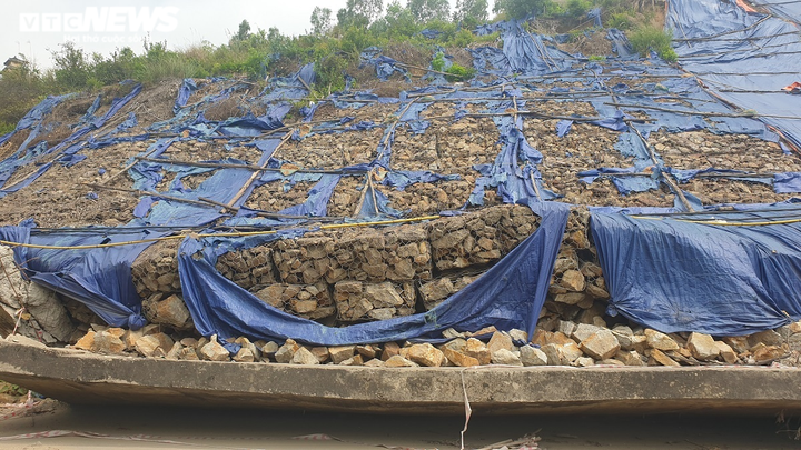 Ảnh: Sạt lở taluy dương Quốc lộ 14B, đất đá lổn nhổn trút xuống lòng đường - 8