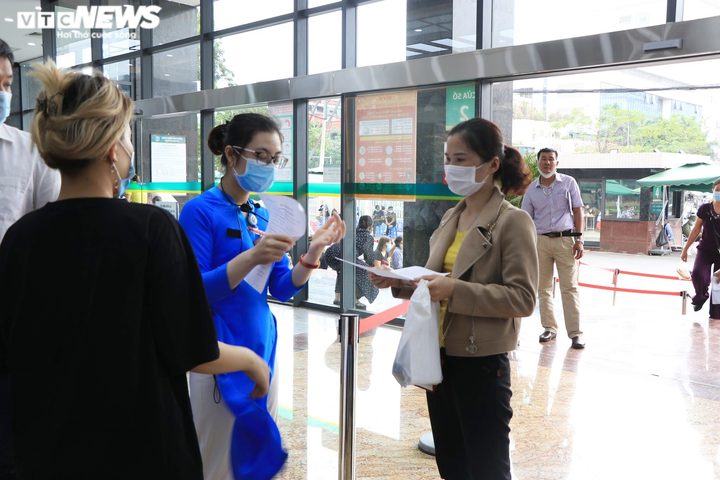 221 nhân viên Bệnh viện Bạch Mai nghỉ việc, bệnh nhân nói gì? - 2