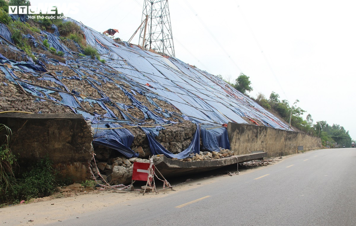 Ảnh: Sạt lở taluy dương Quốc lộ 14B, đất đá lổn nhổn trút xuống lòng đường - 1