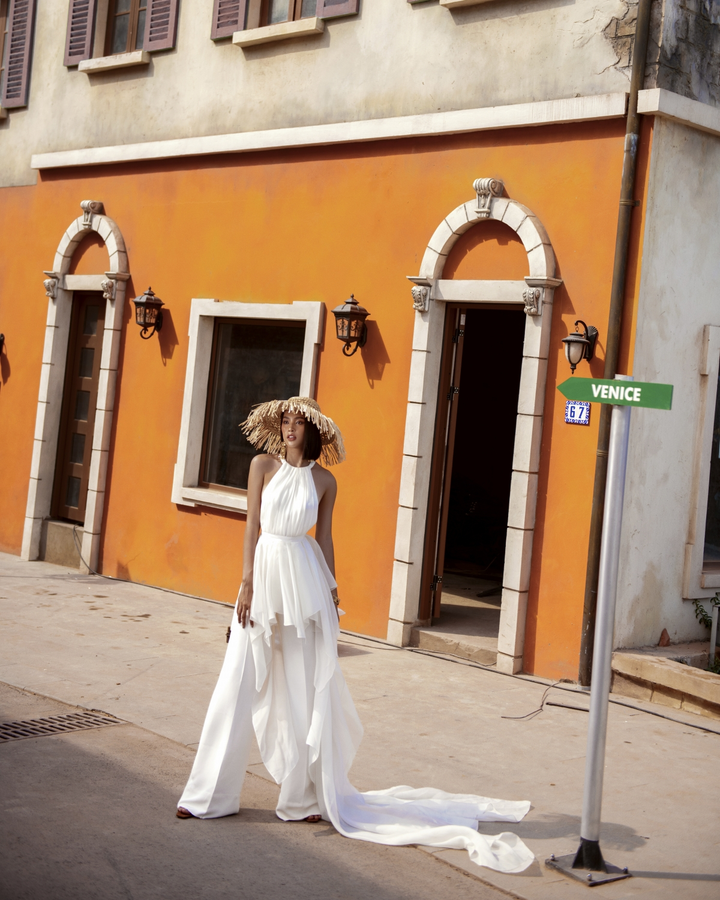 Ảnh: Hoa hậu Tiểu Vy nóng bỏng, ngọt ngào giữa nắng vàng, biển xanh Phú Quốc - 9