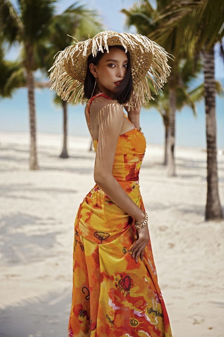 Ảnh: Hoa hậu Tiểu Vy nóng bỏng, ngọt ngào giữa nắng vàng, biển xanh Phú Quốc - 13