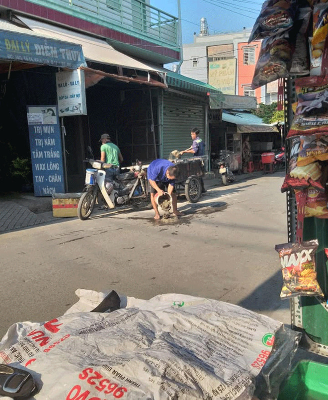 Anh thợ điện bất ngờ quay xe, hí hoáy đục đẽo giữa đường gây chú ý - 4