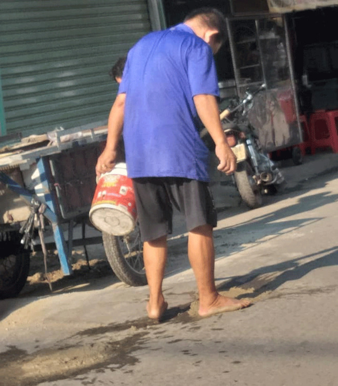 Anh thợ điện bất ngờ quay xe, hí hoáy đục đẽo giữa đường gây chú ý - 5