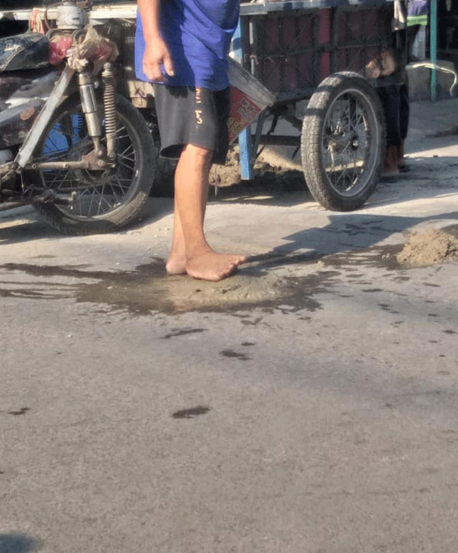 Anh thợ điện bất ngờ quay xe, hí hoáy đục đẽo giữa đường gây chú ý - 6