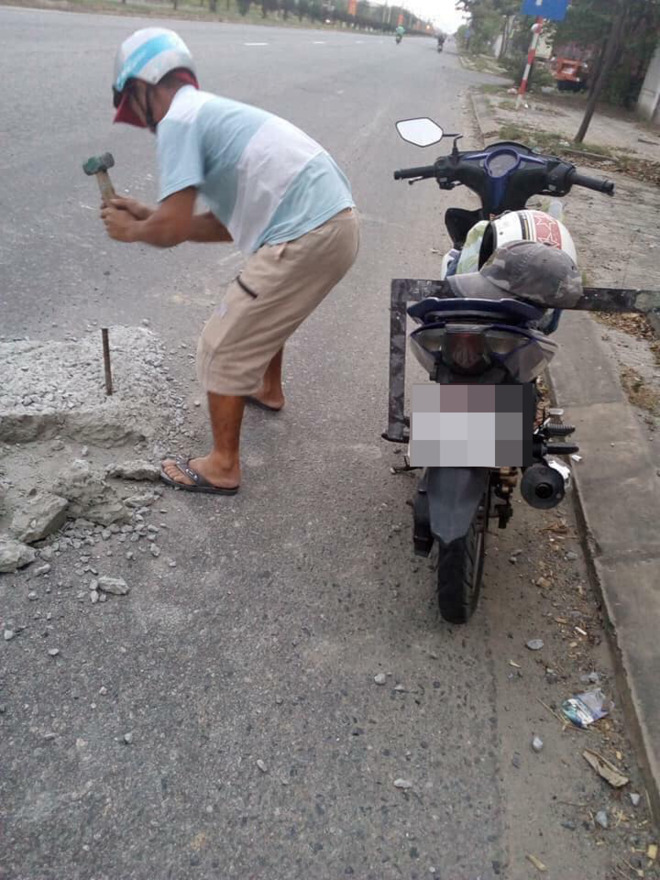 Anh thợ điện bất ngờ quay xe, hí hoáy đục đẽo giữa đường gây chú ý - 3