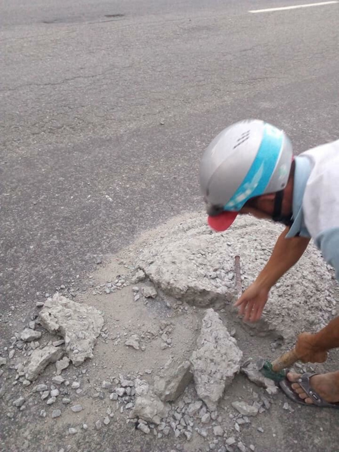 Anh thợ điện bất ngờ quay xe, hí hoáy đục đẽo giữa đường gây chú ý - 2