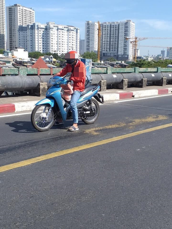 Anh thợ điện bất ngờ quay xe, hí hoáy đục đẽo giữa đường gây chú ý - 7