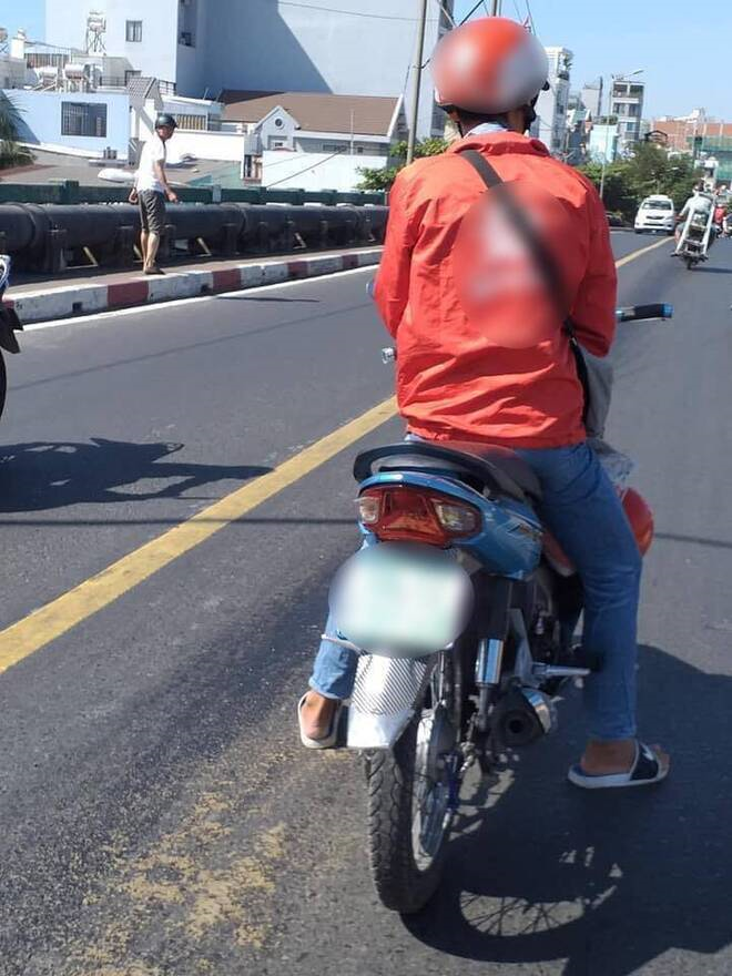 Anh thợ điện bất ngờ quay xe, hí hoáy đục đẽo giữa đường gây chú ý - 8