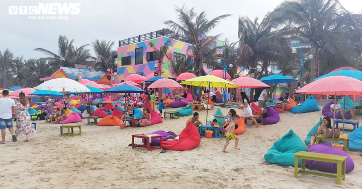 Ảnh: Người Đà Nẵng nườm nượp đổ ra biển trong ngày giỗ Tổ - 3