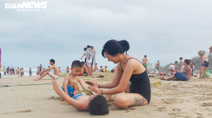 Ảnh: Người Đà Nẵng nườm nượp đổ ra biển trong ngày giỗ Tổ - 2