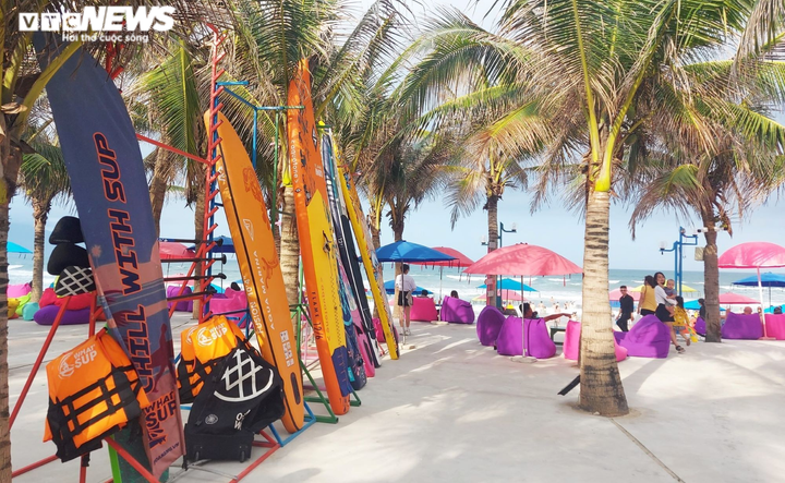 Ảnh: Người Đà Nẵng nườm nượp đổ ra biển trong ngày giỗ Tổ - 6