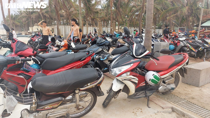 Ảnh: Người Đà Nẵng nườm nượp đổ ra biển trong ngày giỗ Tổ - 9