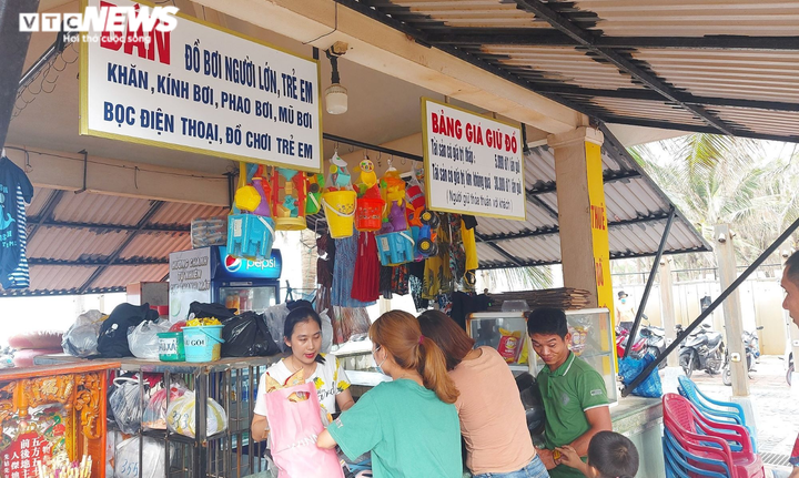 Ảnh: Người Đà Nẵng nườm nượp đổ ra biển trong ngày giỗ Tổ - 7