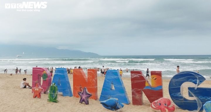 Ảnh: Người Đà Nẵng nườm nượp đổ ra biển trong ngày giỗ Tổ - 8