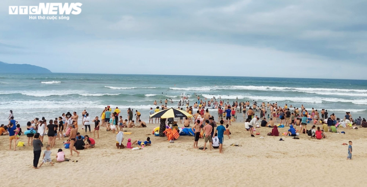 Ảnh: Người Đà Nẵng nườm nượp đổ ra biển trong ngày giỗ Tổ - 1