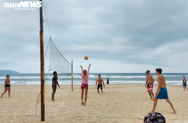 Ảnh: Người Đà Nẵng nườm nượp đổ ra biển trong ngày giỗ Tổ - 5