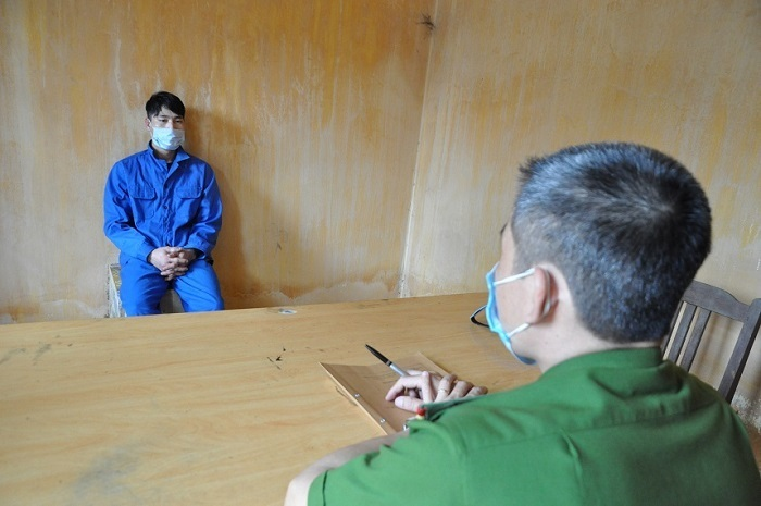 Cảnh sát ập vào nhà trùm ma túy, thu nhiều đao, kiếm, súng bắn điện - 1