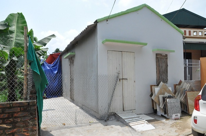 Cảnh sát ập vào nhà trùm ma túy, thu nhiều đao, kiếm, súng bắn điện - 3