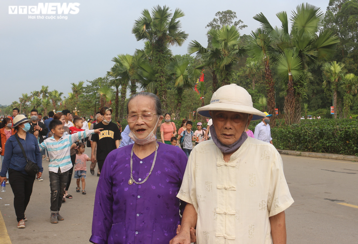 Cụ ông 90 tuổi dìu cụ bà vượt hơn trăm bậc đá dâng hương Vua Hùng - 1