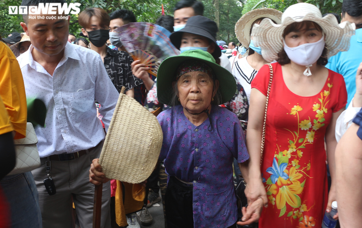 Cụ ông 90 tuổi dìu cụ bà vượt hơn trăm bậc đá dâng hương Vua Hùng - 2