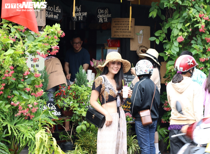 Ảnh: Phố cổ Hội An dập dìu du khách trong ngày Giỗ Tổ Hùng Vương - 7