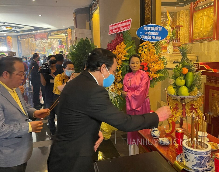 Lãnh đạo, người dân TP.HCM dâng hương tưởng nhớ Vua Hùng - 2