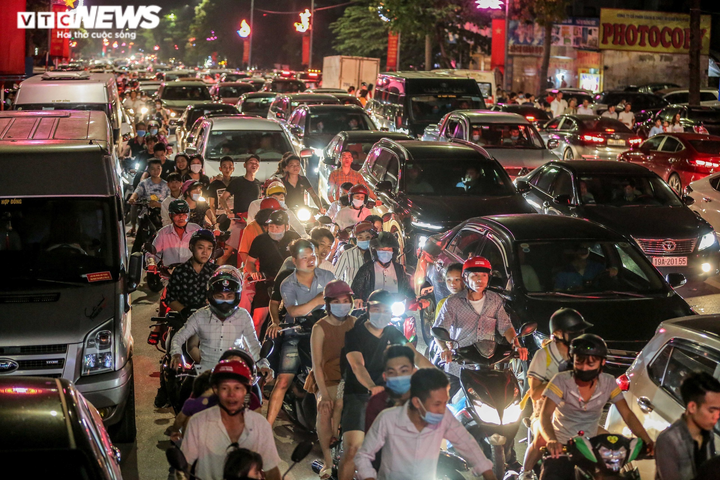 Ảnh: Pháo hoa tầm cao lung linh trên bầu trời Phú Thọ mừng ngày Giỗ Tổ - 1