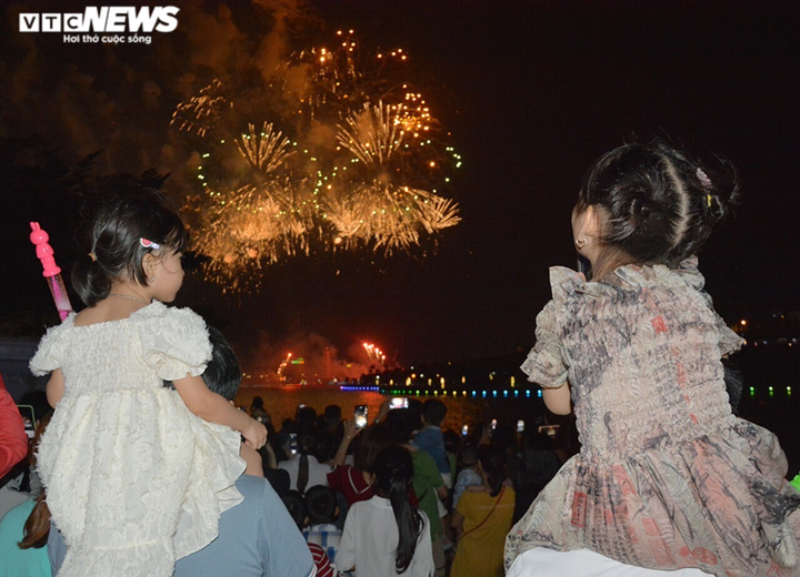 Ảnh: Pháo hoa tầm cao lung linh trên bầu trời Phú Thọ mừng ngày Giỗ Tổ - 7