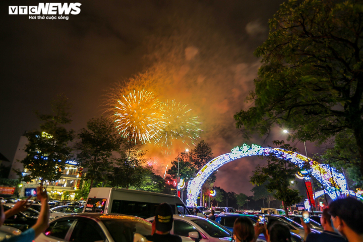 Ảnh: Pháo hoa tầm cao lung linh trên bầu trời Phú Thọ mừng ngày Giỗ Tổ - 10