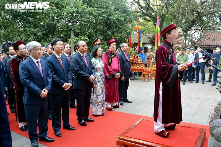 Chủ tịch nước Nguyễn Xuân Phúc dâng hương tưởng niệm các Vua Hùng - 4