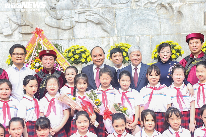 Chủ tịch nước Nguyễn Xuân Phúc dâng hương tưởng niệm các Vua Hùng - 5