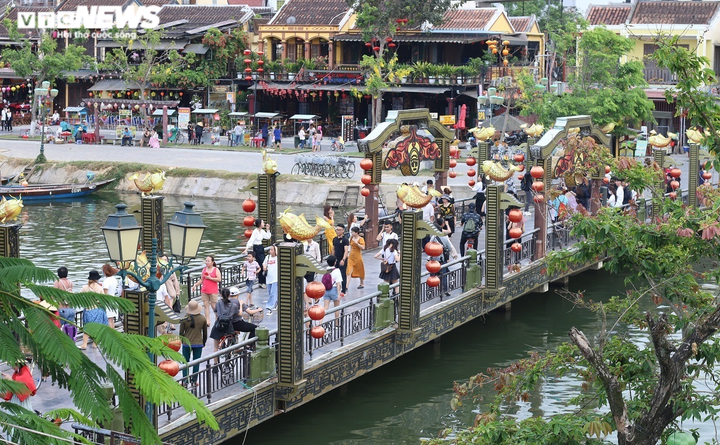 Ảnh: Phố cổ Hội An dập dìu du khách trong ngày Giỗ Tổ Hùng Vương - 5