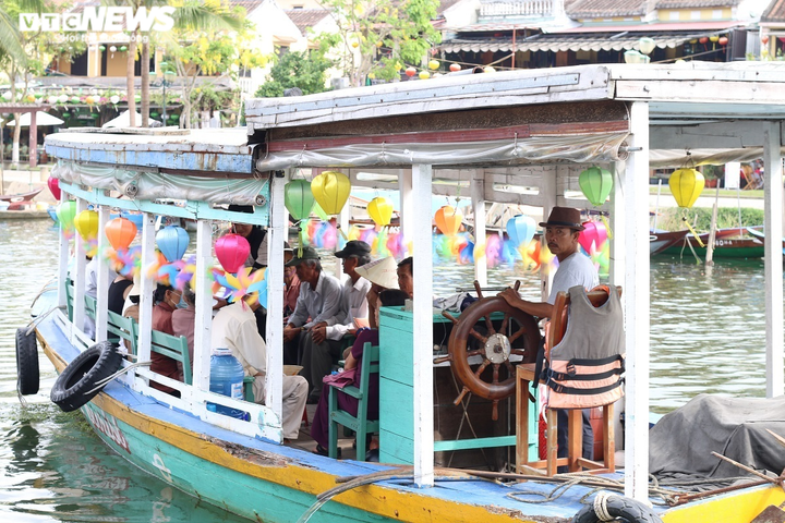 Ảnh: Phố cổ Hội An dập dìu du khách trong ngày Giỗ Tổ Hùng Vương - 6