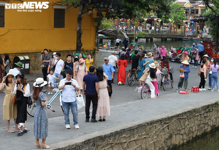 Ảnh: Phố cổ Hội An dập dìu du khách trong ngày Giỗ Tổ Hùng Vương - 8