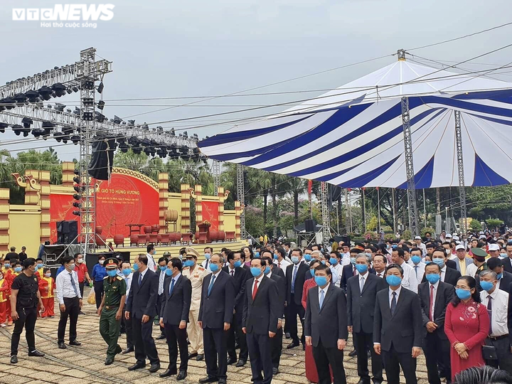 Lãnh đạo, người dân TP.HCM dâng hương tưởng nhớ Vua Hùng - 1