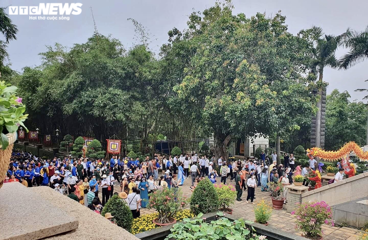 Lãnh đạo, người dân TP.HCM dâng hương tưởng nhớ Vua Hùng - 3