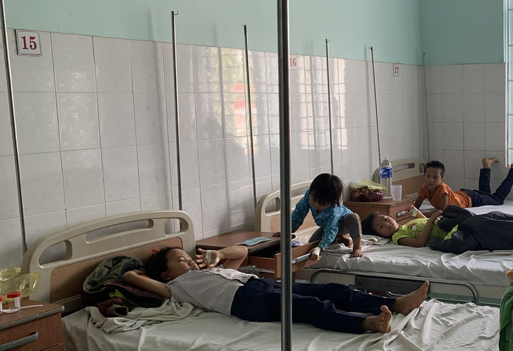 Hơn 100 người nhập viện sau khi ăn tiệc cưới - 1