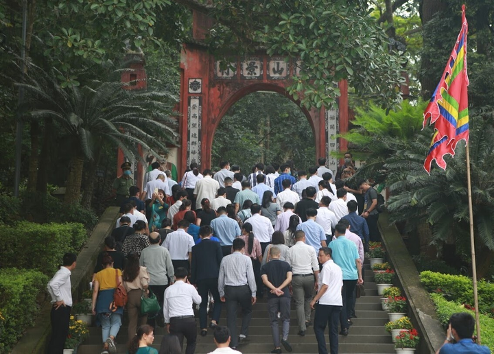 Ảnh: Trẻ em mệt nhoài, người lớn nghẹt thở chen chân tại lễ hội Đền Hùng - 1